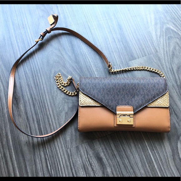 Michael Kors Handbags - NWOT MICHAEL KORS CROSSBODY